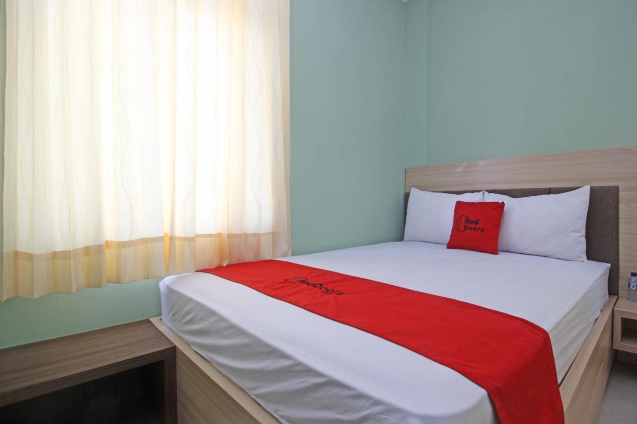 Отель Reddoorz Near Solo Balapan Station Экстерьер фото