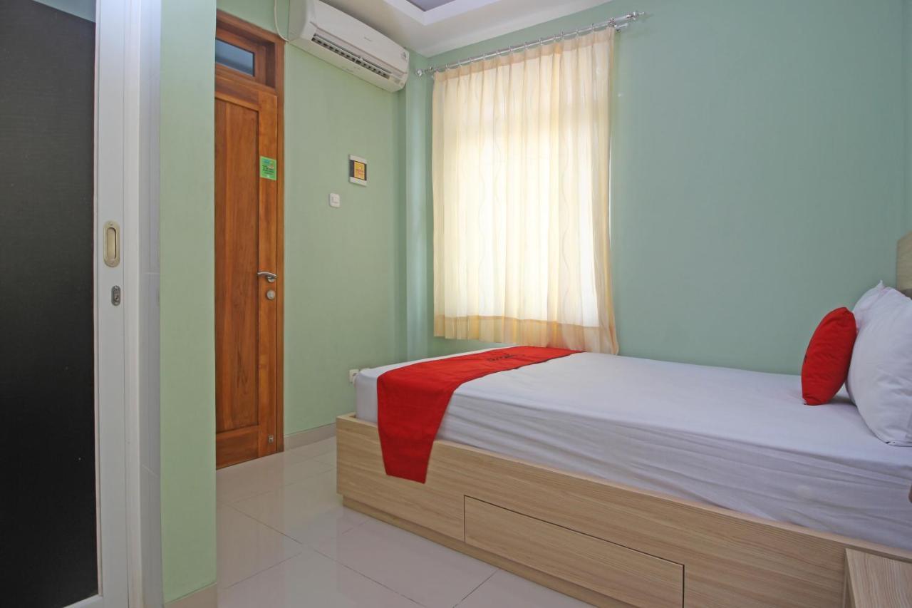 Отель Reddoorz Near Solo Balapan Station Экстерьер фото
